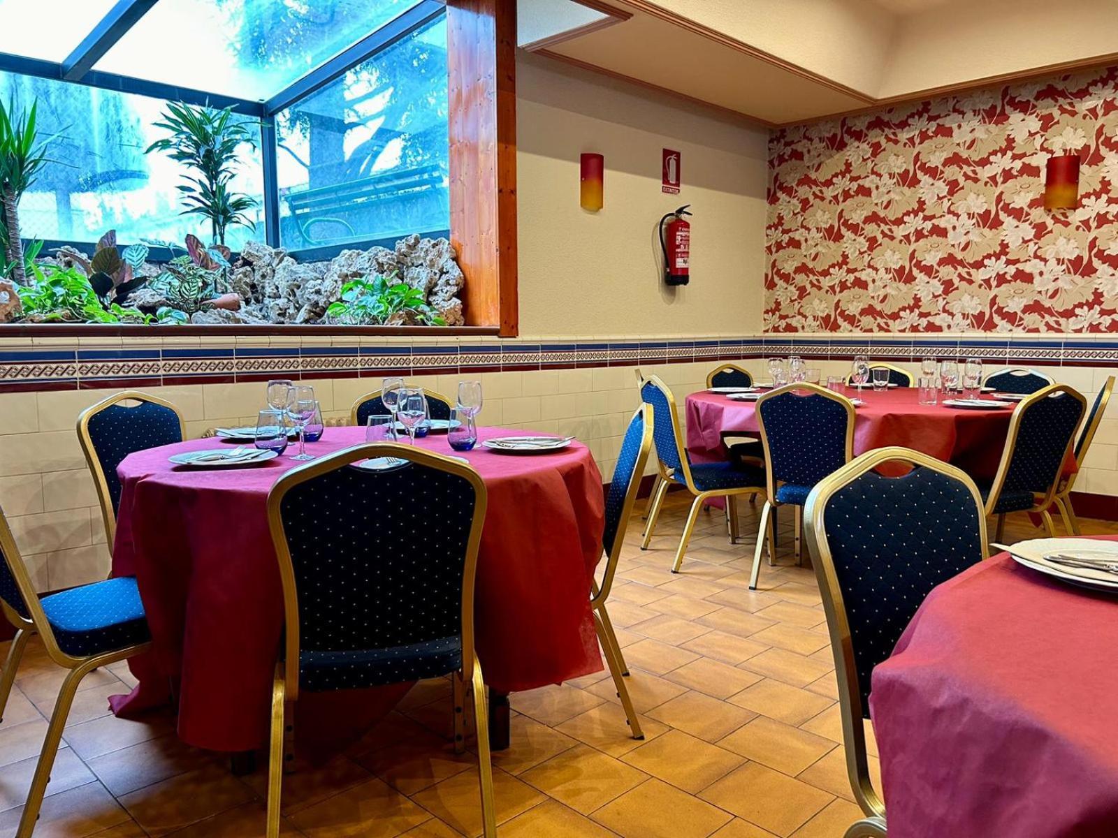 Hostal-Restaurante Posada Del Duque Villalbilla de Burgos Exterior photo